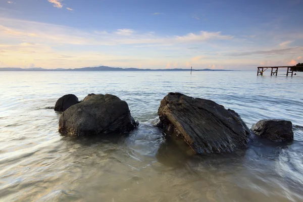 Pedras em uma praia tropical em Sabah, Bornéu, Malásia — Fotografia de Stock