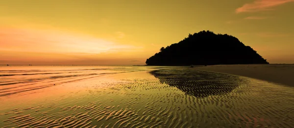 Atardecer cálido en una playa en Sabah, Borneo, Malasia — Foto de Stock