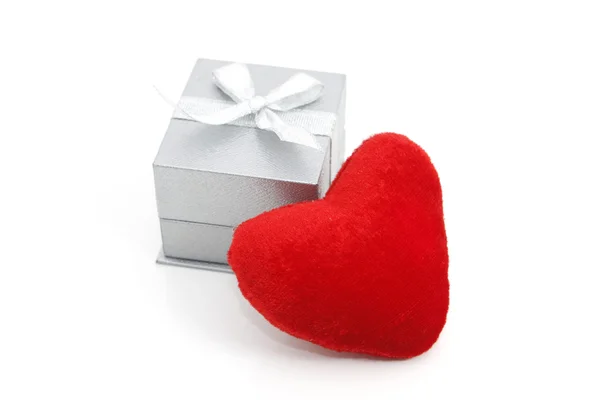 Corazón rojo con caja de regalo — Foto de Stock