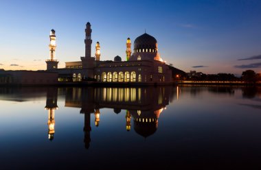 bir kota kinabalu Camii'nde sabah, borneo, Malezya alacakaranlıkta