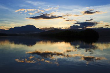renkli gündoğumu ve mount kinabalu adlı sabah, borneo, Malezya, yansıması