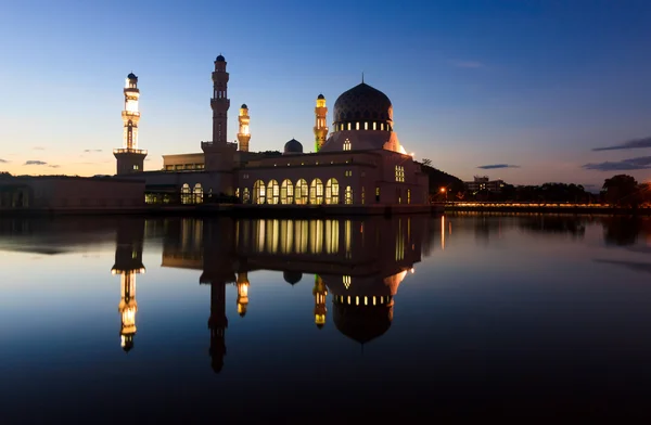 Mezquita Kota Kinabalu al atardecer en Sabah, Borneo, Malasia — Foto de Stock