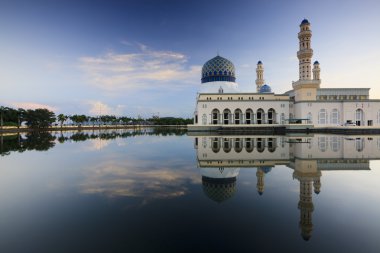 bir kota kinabalu camide sabah, borneo, Malezya, yansıması