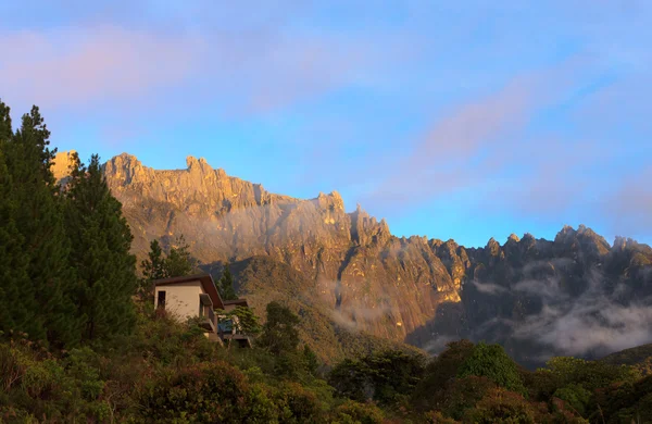 Vista all'alba del Monte Kinabalu a Sabah, Borneo, Malesia — Foto Stock