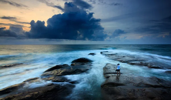 Stormachtige zeegezicht met enige photohrapher op het puntje van borneo, sabah, Maleisië — Stockfoto