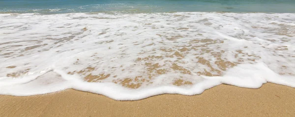 Fale na tropikalnej plaży — Zdjęcie stockowe