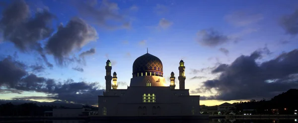Мечеть города Кота-Кинабалу в Сабахе, Борнео, Малайзия — стоковое фото
