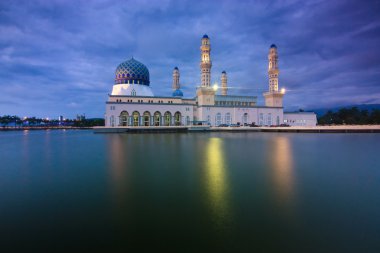 bir kota kinabalu şehir Camii mavi bir saatte sabah, borneo, Malezya
