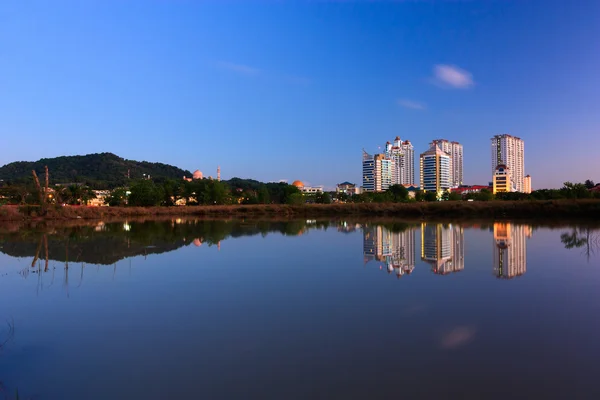 Reflection of buildings and hills at blue hour in Sabah, Borneo, Malaysia — Stock Photo, Image