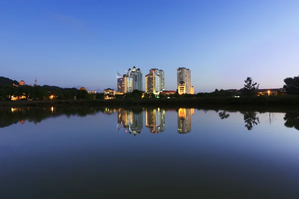 Weerspiegeling van gebouwen op blauwe uur in sabah, borneo, Maleisië — Stockfoto