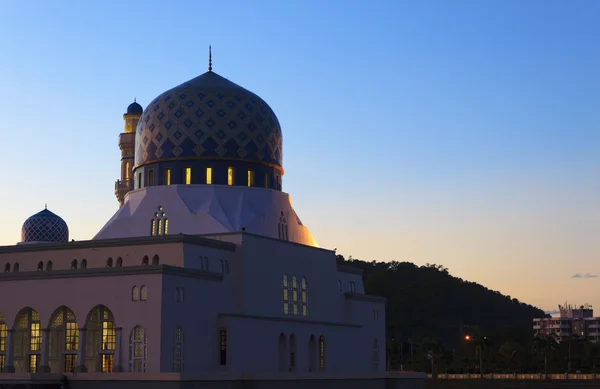 Mezquita Kota Kinabalu al amanecer en Sabah, Borneo, Malasia — Foto de Stock