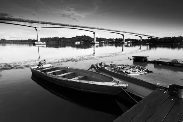 Tied boat on a jetty in black and white — Stock Photo, Image