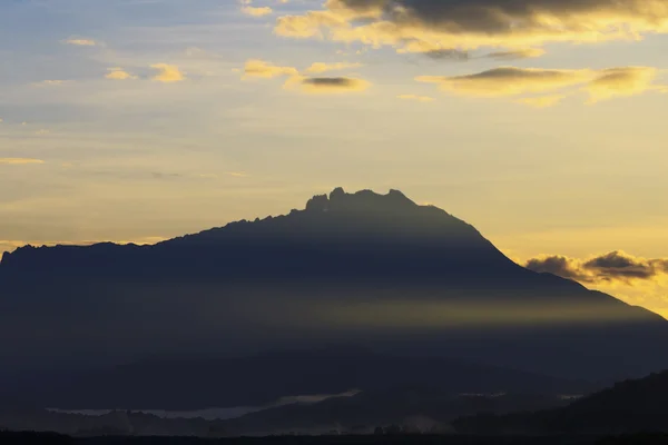 Monte Kinabalu al amanecer en Sabah, Borneo, Malasia — Foto de Stock