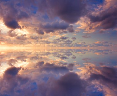 gün batımında bulutlar, renkli yansıması