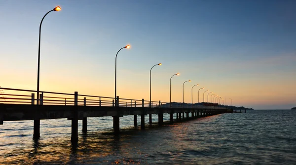 Bryggan vid solnedgången i sabah, borneo, malaysia — Stockfoto