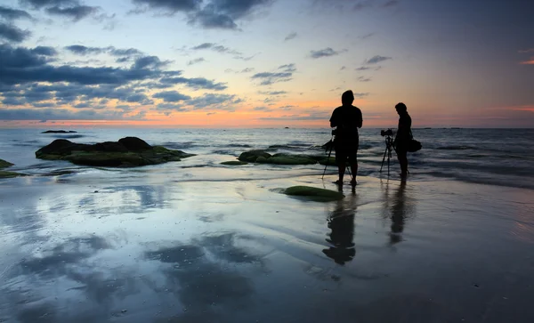 Silhouette of two photographers at sunset — Stock Photo, Image