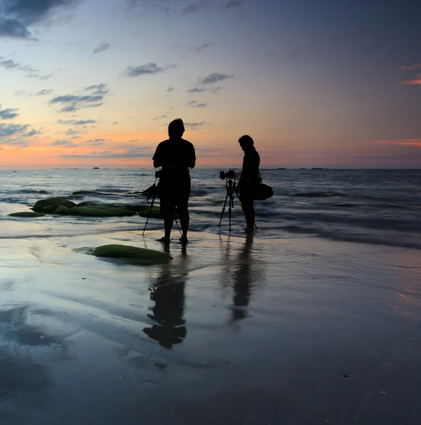 Silueta dvou fotografů při západu slunce — Stock fotografie