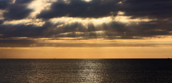 Dramatischer Himmel mit Sonnenstrahlen — Stockfoto