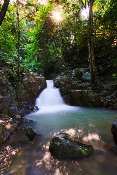 Wasserfall im Regenwald von Sabah, Borneo, Malaysia — Stockfoto