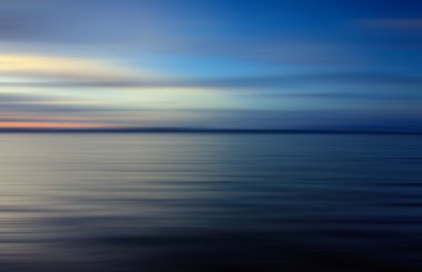 uzun pozlama etkisi, bulanık hareket ile renkli günbatımı