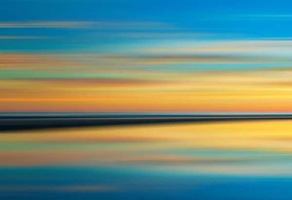 Reflexion des bunten Sonnenuntergangs mit Langzeitbelichtungseffekt — Stockfoto