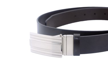 Siyah deri kemer beyaz üzerine izole edilmiş.