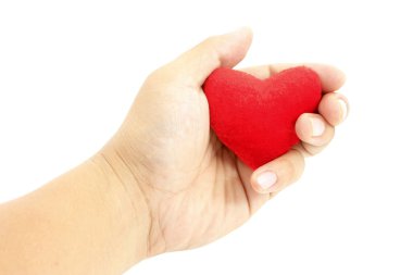 küçük kalp şeklinde yastık üzerinde beyaz izole tutmak el