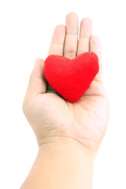 küçük kalp şeklinde yastık üzerinde beyaz izole tutmak el