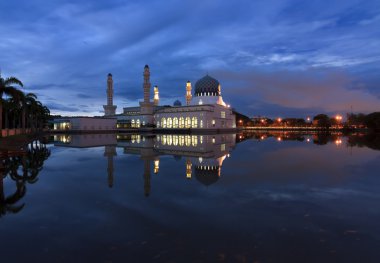 kota kinabalu Camii sabah, borneo, Malezya içinde yansıma mavi bir saatte
