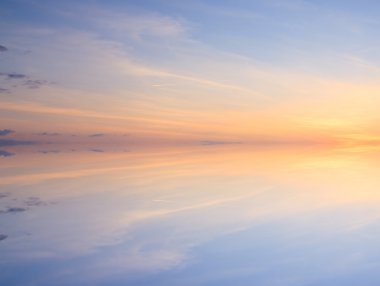 renkli gökyüzü günbatımı yansıması