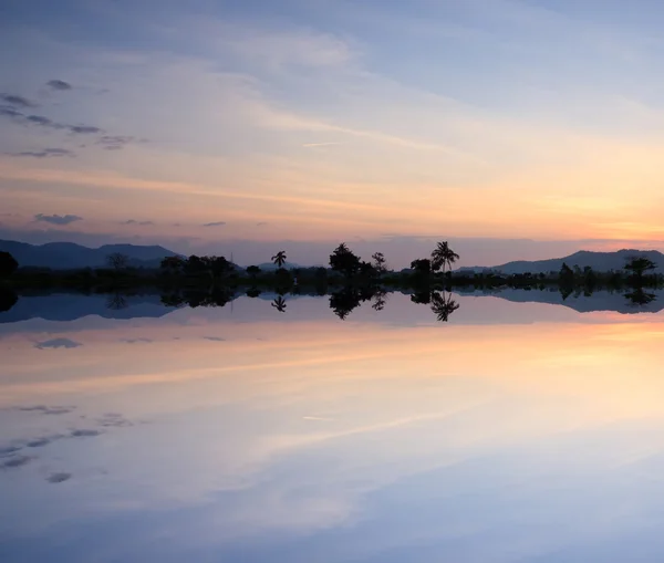 Reflektion av färgglada sunset — Stockfoto