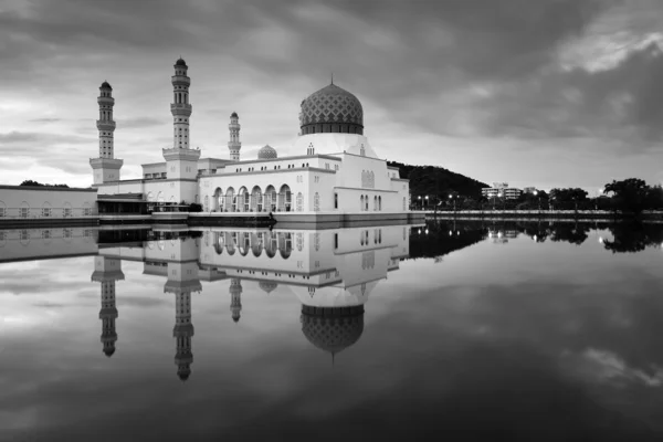 Mosquée Kota Kinabalu à Sabah, Bornéo, Malaisie en noir et blanc — Photo