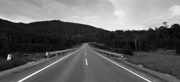 Countryside asphalt road in black and white — Stock Photo, Image