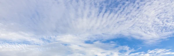 Beautiful blue sky with cloud pattern — Stock Photo, Image