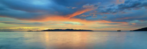 Renkli günbatımı okyanus ve Island üzerinde — Stok fotoğraf