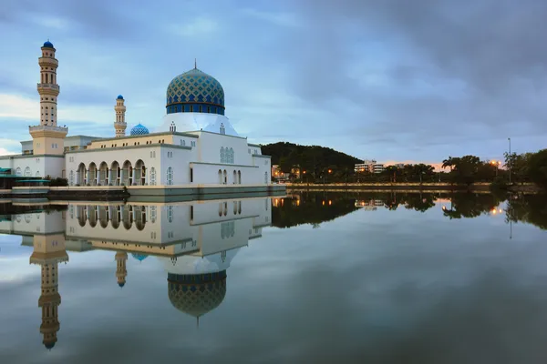 Reflektion av kota kinabalu moskén på blå timmen i sabah, borneo, malaysia — Stockfoto