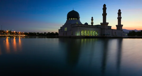 Larga exposición de la mezquita de Kota Kinabalu al atardecer en Sabah, Borneo, Malasia — Foto de Stock