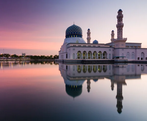 Kota kinabalu moskee bij zonsopgang in sabah, borneo, Maleisië — Stockfoto