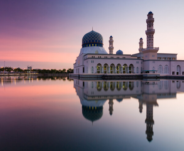 Мечеть Кота-Кинабалу на рассвете в Сабахе, Борнео, Малайзия
