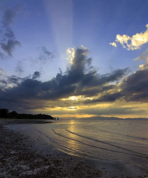 Драматические облака с солнечными лучами на тропическом пляже в Сабахе, Борнео, Малайзия — стоковое фото
