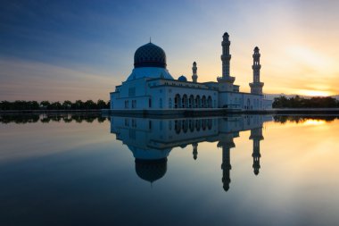 kota kinabalu şehir Camii sabah, borneo, Malezya içinde renkli yansıma gündoğumu