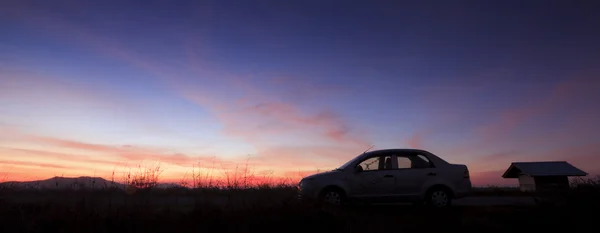 Silhouette of a car at sunset — Stock Photo, Image