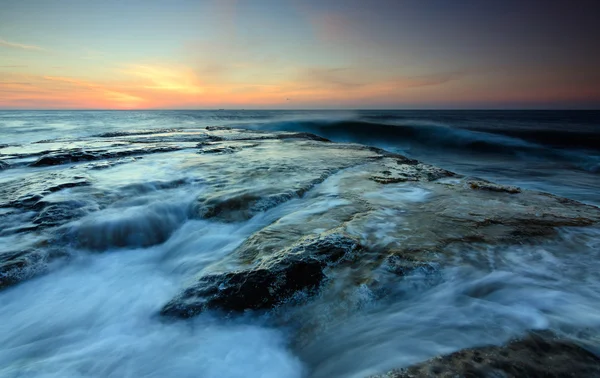 Dramatische zeegezicht bij zonsondergang in Sabah, Borneo, Maleisië — Stockfoto