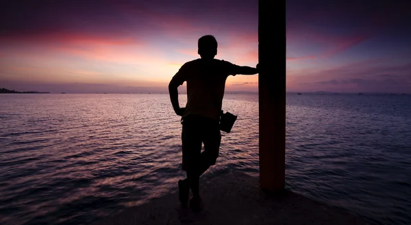 Gün batımını izleyen bir adamın silueti. — Stok fotoğraf