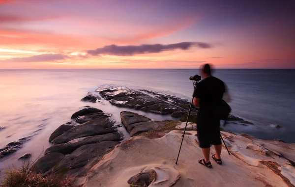 Долгосрочный экспозиционный прибрежный пейзаж и фотограф на наконечнике Борнео, Сабах, Малайзия — стоковое фото