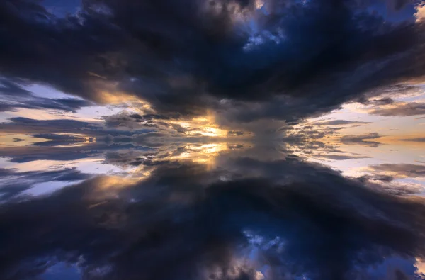 Reflection of dramatic and colorful clouds — Stock Photo, Image