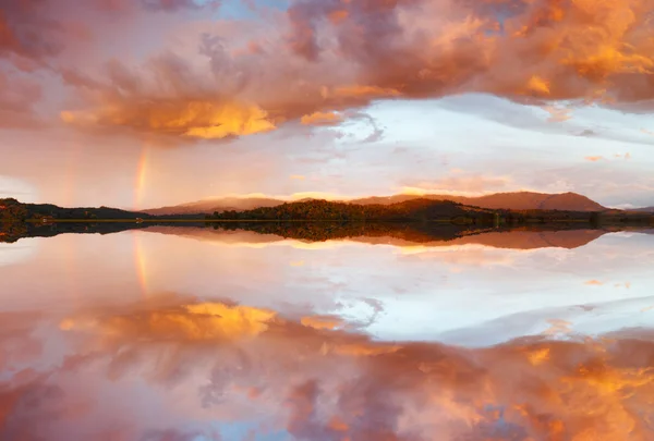 Reflejo de nubes de puesta de sol dramáticas y coloridas — Foto de Stock