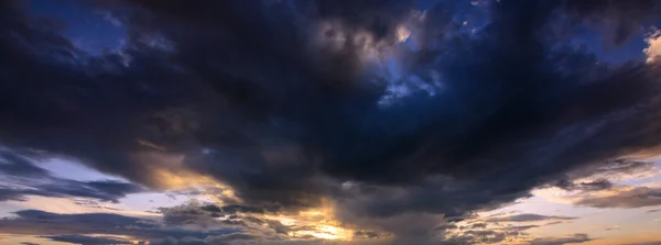 Dramáticas y coloridas nubes — Foto de Stock