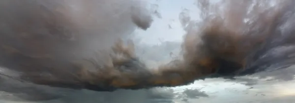Ponuré a dramatické mraky Stock Obrázky