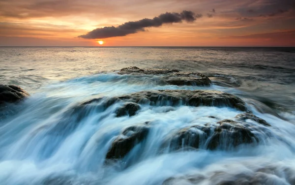 Paisaje marino dramático al atardecer en Sabah, Borneo, Malasia — Foto de Stock